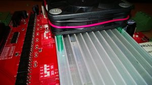 Я оставил зазор до радиатора 5мм, провода не задевают и воздух лучше распределяется. Крепится очень надежно, при этом радиатор не &quot;играет&quot;. (13181 просмотр) <a class='original' href='./download/file.php?id=23455&mode=view' target=_blank>Загрузить оригинал (2.06 МБ)</a>