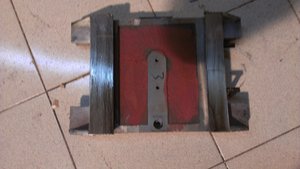 вид снизу на подвижную часть оси Y Китайцы экономят на всем.. Гайка винта по оси Х закреплена двумя винтами. А по оси Y только одним винтом с цилиндрической проточкой под ответную часть гайки. :(( Как в той рекламе Водки &quot;Распутин&quot;  -  Я опечален.. (3549 просмотров) <a class='original' href='./download/file.php?id=24142&mode=view' target=_blank>Загрузить оригинал (1.51 МБ)</a>