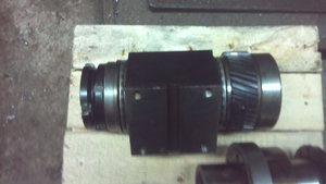 Вот вращающаяся обойма. Корпус, через него идет полый вал с толстым фланцем. На валу сидит шестерня и 2 опроника по бокам натянутые гайками. (7448 просмотров) <a class='original' href='./download/file.php?id=28377&mode=view' target=_blank>Загрузить оригинал (959.78 КБ)</a>