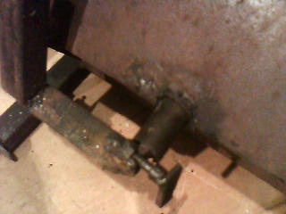 Сочленение штока с кронштейном