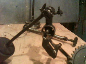 Анкер с маятником и кронштейном. На заднем плане вал со звездочкой и тросовым барабаном. (3818 просмотров) <a class='original' href='./download/file.php?id=29163&mode=view' target=_blank>Загрузить оригинал (13.48 КБ)</a>