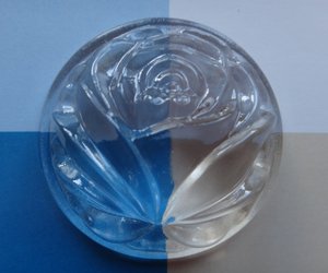 A photo of a flower shaped refractive object. (9350 просмотров) <a class='original' href='./download/file.php?id=31061&mode=view' target=_blank>Загрузить оригинал (296.48 КБ)</a>