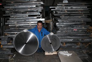 Фрезы дисковые для резки алюминия, латуни и меди. Большая глубина пропила 270-280мм/Ø800, длина пропила более 3200mm. Сзади--куски-остатки после резки дюралюминиевых плит. Если увеличить фото, то марки можно прочесть и понять качество пила/резок. (19620 просмотров) <a class='original' href='./download/file.php?id=34122&mode=view' target=_blank>Загрузить оригинал (4.23 МБ)</a>