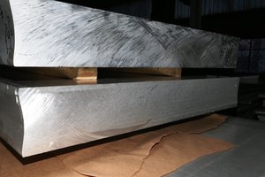 Один срез наш, другой КУМЗ. У КУМЗа кривизна 15-20mm/1000mm. Дюралевая плита (Д16гк плита 190мм) была порезана для &quot;С.-П-р&quot; г. Курск. 1 рез делали, дорого, 2000руб, примерно. (19620 просмотров) <a class='original' href='./download/file.php?id=34123&mode=view' target=_blank>Загрузить оригинал (6.95 МБ)</a>