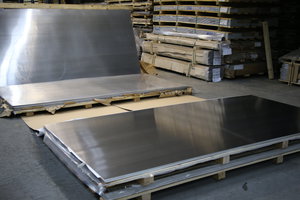 На переднем плане сербский лист, на дальнем--КУМЗовский, г. Каменск-Уральский, Россия. Снимок делался в присутствии представителей данного отечественного завода. (12896 просмотров) <a class='original' href='./download/file.php?id=34511&sid=48cb3759e69328ea656f3bff845ea806&mode=view' target=_blank>Загрузить оригинал (7.06 МБ)</a>