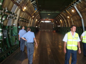 Ан 124-100 Руслан, лезет во внутрь 4 фуры (12111 просмотров) <a class='original' href='./download/file.php?id=35651&mode=view' target=_blank>Загрузить оригинал (2.6 МБ)</a>