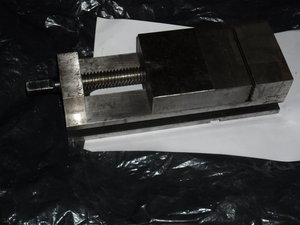 лекальные тисочки бу советские губки сверху сточены абразивом видимо стояли на шлифовальном станке но на работу не повлияет да и на первое время самое оно (6894 просмотра) <a class='original' href='./download/file.php?id=37479&sid=1e6446c9a27c4d981a4ce6f20aa81efe&mode=view' target=_blank>Загрузить оригинал (3 МБ)</a>