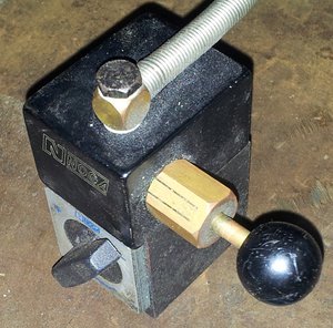 клапан, потянул - открыл, впихнул назад - закрыл. вращая гайку регулируется подача воздуха (6951 просмотр) <a class='original' href='./download/file.php?id=37515&mode=view' target=_blank>Загрузить оригинал (232.84 КБ)</a>