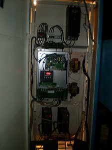 Обратная сторона шкафа. Сверху - привод HUYNDAI  30 КВТ, Снизу - 2 привода по 3 квт (3339 просмотров) <a class='original' href='./download/file.php?id=43665&mode=view' target=_blank>Загрузить оригинал (255.3 КБ)</a>