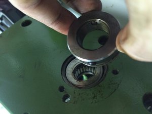 Гайка зажимающая подшипники с двумя стопорными винтами,причем зажимают резьбу не винты а проставичка из латуни или бронзы (2023 просмотра) <a class='original' href='./download/file.php?id=47472&mode=view' target=_blank>Загрузить оригинал (963.46 КБ)</a>