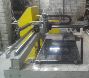 вид на рабочее поле, в качестве которого, привинтили пока  стандартную столешницу от кухни (6999 просмотров) <a class='original' href='./download/file.php?id=52120&mode=view' target=_blank>Загрузить оригинал (284.98 КБ)</a>