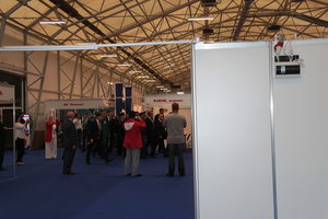 Люди с зонтиками и др. молодёжь с галстуками не морочились со спец. пропусками. А у нас фактически 1/3 выставки испортили. (13354 просмотра) <a class='original' href='./download/file.php?id=52697&mode=view' target=_blank>Загрузить оригинал (5.3 МБ)</a>