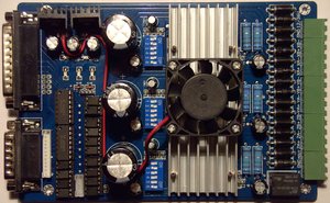 HY-TB3DV-M крупный план сверху<br />можно рассмотреть надписи на плате и ждамперки (11748 просмотров) <a class='original' href='./download/file.php?id=5342&mode=view' target=_blank>Загрузить оригинал (314.88 КБ)</a>