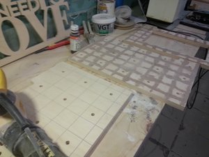 Гравировка и шпатлевка. Шпатлевку красил сам - не нашел в магазинах ничего кроме сосны (7814 просмотров) <a class='original' href='./download/file.php?id=55420&mode=view' target=_blank>Загрузить оригинал (99.06 КБ)</a>