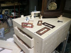 Часы, закрепил на верстаке, по ходу подклеил лопнувшую от старости детальку. (7683 просмотра) <a class='original' href='./download/file.php?id=55761&mode=view' target=_blank>Загрузить оригинал (128.66 КБ)</a>