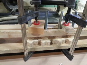 Склейка ножек, пока струбцинами на столе, пока площади верстаков и оснастки не хватает (8907 просмотров) <a class='original' href='./download/file.php?id=57563&mode=view' target=_blank>Загрузить оригинал (93.71 КБ)</a>