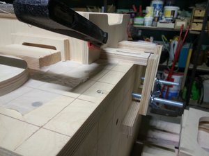 Элемент сбора ящика на старом верстаке. Поджимаю стенку оснасткой что была под рукой, а в голове уже проект новой оснастки (8907 просмотров) <a class='original' href='./download/file.php?id=57566&mode=view' target=_blank>Загрузить оригинал (81.74 КБ)</a>