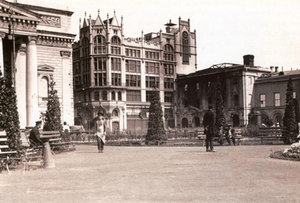 «...однажды в руки мне попал каталог дореволюционного московского универмага “Мюр и Мерилиз” — ныне ЦУМ, а тогда первый в России магазин, торговавший по почте, предшественник интернет-магазинов нашего времени...» (1890 просмотров) <a class='original' href='./download/file.php?id=65380&mode=view' target=_blank>Загрузить оригинал (102.72 КБ)</a>