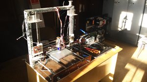 Это мой первый. Покупал только стол, экструдер, ардуину. Остальное из вторсырья со свалки. (5006 просмотров) <a class='original' href='./download/file.php?id=70746&mode=view' target=_blank>Загрузить оригинал (1.82 МБ)</a>