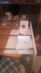 Стол склееный. Не стал сверлить в нем отверстия чтобы не потерять в прочности. (1789 просмотров) <a class='original' href='./download/file.php?id=73717&mode=view' target=_blank>Загрузить оригинал (89.48 КБ)</a>