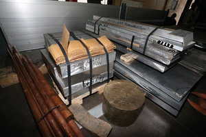 Заготовки для механической и ЧПУ обработки погружены в машину для доставки заказчикам. На переднем плане медный пруток и таблетка-заготовка ЛС59-1. (17421 просмотр) <a class='original' href='./download/file.php?id=75607&mode=view' target=_blank>Загрузить оригинал (9.26 МБ)</a>