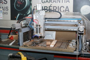 рабочее поле 760х580 2.2 квт. труба 80х40х5. при работе фрезами больше 6 мм по алюминию жесткости маловато. (3876 просмотров) <a class='original' href='./download/file.php?id=78152&mode=view' target=_blank>Загрузить оригинал (1.84 МБ)</a>