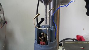 Сверлом на 5 по центру пластиковой крышки аккуратно сверлим окошечко (4588 просмотров) <a class='original' href='./download/file.php?id=78509&mode=view' target=_blank>Загрузить оригинал (296.8 КБ)</a>