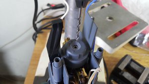 Сверлом на 2.5 делаем засверловку по центру. Фиксируем вал кнопкой при помощи нейлоновой стяжки (4588 просмотров) <a class='original' href='./download/file.php?id=78510&mode=view' target=_blank>Загрузить оригинал (359.6 КБ)</a>