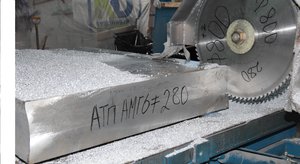 Отрезка алюминиевых толстых плит, более 150мм. В наличии толстые плиты, св. 120мм с АТП из алюминиевых сплавов АМГ6, 1561, Д16, В95, В95Т1, В95ПЧТ2, АК4-1ЧТ, Д16Т, АМГ3. Резка возможна не только поперёк, но и вдоль. Длина пропила более 3100мм. Данная плита (280мм) торцевалась вдоль для выставки АРМИЯ-2015. (25071 просмотр) <a class='original' href='./download/file.php?id=78757&sid=1f661b91cd4f73ae22b88d3c7dcf2dc7&mode=view' target=_blank>Загрузить оригинал (3.77 МБ)</a>