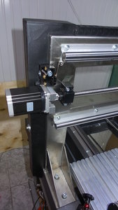 Длинная чёрная хреновина- это самодельный кабель-канал. Там поместились даже трубочки системы охлаждения шпинделя. (2146 просмотров) <a class='original' href='./download/file.php?id=79130&mode=view' target=_blank>Загрузить оригинал (3.54 МБ)</a>