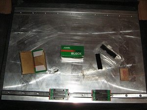 низ стола, пазы для рельс. немного промахнулся на 2 сотки на сторону когда делал, сами рельсы 20,02 у основания, а паз сделал 20,06. но вроде сидят не болтаются. но придётся всёравно выставлять походу =( (9812 просмотров) <a class='original' href='./download/file.php?id=8085&sid=ca1906d3ad02758bbb945fc0fcba1a7b&mode=view' target=_blank>Загрузить оригинал (42.11 КБ)</a>