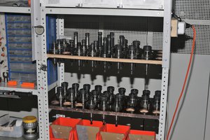 Стеллаж с какими-то страшными железками, &quot;оправки&quot; называют  их они. (4782 просмотра) <a class='original' href='./download/file.php?id=80911&mode=view' target=_blank>Загрузить оригинал (2.35 МБ)</a>