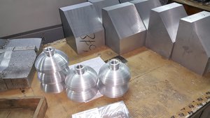 Кубики алюминиевых плит нарезали для них мы,  углы заказчик сам срезал. Грибы-- для полировки стёкол. (4744 просмотра) <a class='original' href='./download/file.php?id=80995&mode=view' target=_blank>Загрузить оригинал (3.69 МБ)</a>