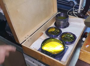 Детали оптического прибора должны поставляться в спецтаре. Можно подумать-- подарочный набор. Причём ещё под вопросом, что дешевле, стекло или титан с работой. Ящик предположительно дешевле. (4744 просмотра) <a class='original' href='./download/file.php?id=81000&mode=view' target=_blank>Загрузить оригинал (1.66 МБ)</a>