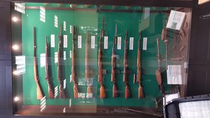 Этот стенд оружия от &quot;древних&quot; экземпляров до 1900-х годов (4597 просмотров) <a class='original' href='./download/file.php?id=81844&mode=view' target=_blank>Загрузить оригинал (3.89 МБ)</a>