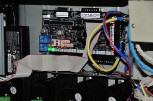 Плату расположил в металлическом корпусе от старого CD-шника<br />LPT порт подключил через дополнительный разъем для экономии места (5840 просмотров) <a class='original' href='./download/file.php?id=82089&sid=fd27d77e1b01bd65221231b6daed0efd&mode=view' target=_blank>Загрузить оригинал (150.99 КБ)</a>