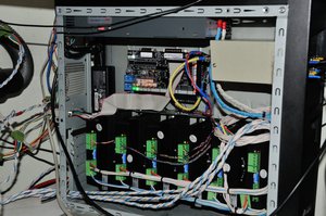 Общий вид блока драйверов. Плата StepMaster v.2, драйверы Leadshine DMA860H, Блок питания платы Motorila 12V 1A,<br />Блок питания драйверов - китаец 60V 20A, самодельный блочок коммутации датчиков приближения. Вроде все. (5840 просмотров) <a class='original' href='./download/file.php?id=82091&sid=fd27d77e1b01bd65221231b6daed0efd&mode=view' target=_blank>Загрузить оригинал (164.29 КБ)</a>