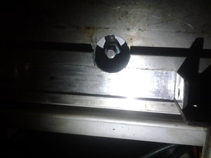 Гайка на шпильке проходящей сквозь профиль стола (5367 просмотров) <a class='original' href='./download/file.php?id=82906&mode=view' target=_blank>Загрузить оригинал (275.12 КБ)</a>