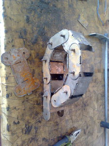 Соединил звенья заклепками для косы от комбайна ..... надо придумать что-то попроще..... (5577 просмотров) <a class='original' href='./download/file.php?id=89460&mode=view' target=_blank>Загрузить оригинал (596.65 КБ)</a>