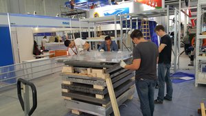 При &quot;сборке&quot; надо думать и о последующей разборке. Помогали Максимы, Евгений, Александр, Дениз, Дмитрий. Спасибо им и всему нашему коллективу за помощь в организации работы нашего стенда. (5466 просмотров) <a class='original' href='./download/file.php?id=90141&mode=view' target=_blank>Загрузить оригинал (4.05 МБ)</a>