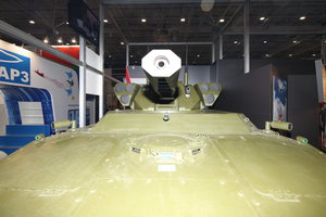 Напротив стенд с БМП-роботом (5466 просмотров) <a class='original' href='./download/file.php?id=90150&mode=view' target=_blank>Загрузить оригинал (8.6 МБ)</a>