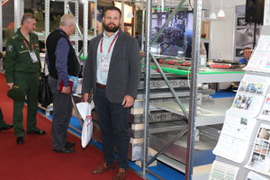 Гость из РУСАЛа, справа Сергей Шадымов выглядывает, сидит за пультом (5455 просмотров) <a class='original' href='./download/file.php?id=90183&mode=view' target=_blank>Загрузить оригинал (9.11 МБ)</a>