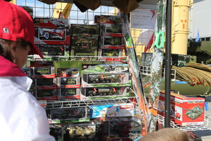 Ларьки с сувенирами и палатки с &quot;вернисажа&quot; тоже были (14979 просмотров) <a class='original' href='./download/file.php?id=90495&mode=view' target=_blank>Загрузить оригинал (9.76 МБ)</a>