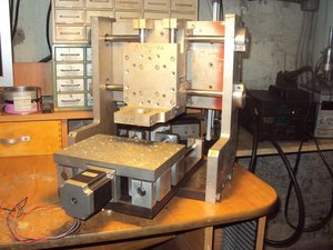 Ну и примерял все к основной части. Правда окончательно стол будет крепиться наоборот, двигателем назад: так станок будет покороче. Меньше торчащих частей. (11927 просмотров) <a class='original' href='./download/file.php?id=9082&mode=view' target=_blank>Загрузить оригинал (94.7 КБ)</a>