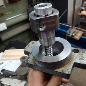 Вот такая втулка, дающая доступ к затяжке муфты, и прижимающая внешние обоймы подшипников с натягом 5 соток. (10413 просмотров) <a class='original' href='./download/file.php?id=92364&mode=view' target=_blank>Загрузить оригинал (1.43 МБ)</a>