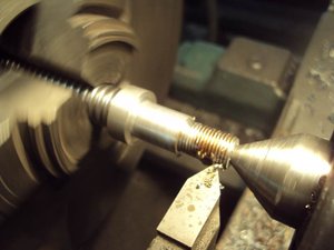 Нарезка резьбы на токарном станке вручную. По мне так самая нудная и противная операция. Бррр. (7750 просмотров) <a class='original' href='./download/file.php?id=9323&mode=view' target=_blank>Загрузить оригинал (51.48 КБ)</a>