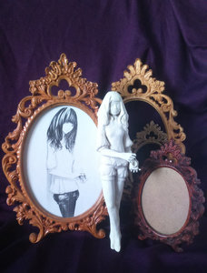 Статуэтка из обычной глины<br />(рамки деревянные вырезаны на станке с ЧПУ) (15675 просмотров) <a class='original' href='./download/file.php?id=93694&mode=view' target=_blank>Загрузить оригинал (828.78 КБ)</a>