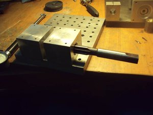 Ползуны окончательно закреплены на столе с применением резьбового клея. И прошелся разверточкой чтоб сгладить деформации после запрессовки втулок. Зазор вал подшипник после обработки получился 0.035 мм. (7671 просмотр) <a class='original' href='./download/file.php?id=9471&mode=view' target=_blank>Загрузить оригинал (50.99 КБ)</a>