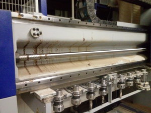 Ось У.Под ней часть инструмента.При смене выдвигается пневматикой. (6355 просмотров) <a class='original' href='./download/file.php?id=96081&mode=view' target=_blank>Загрузить оригинал (1.63 МБ)</a>