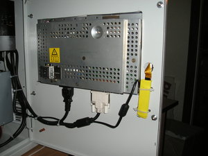 Монитор, врезанный в дверцу шкафа. Желтая штучка справа - контроллер сенсорного экрана (23350 просмотров) <a class='original' href='./download/file.php?id=9810&sid=05435a3fa3fe874ad3b7608b969ae170&mode=view' target=_blank>Загрузить оригинал (642.39 КБ)</a>